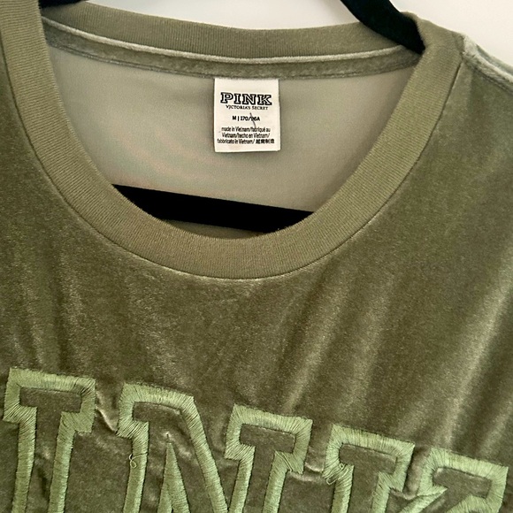 Velvet Top Short Sleeve Size Medium Green VS/ Pink - Picture 2 of 3